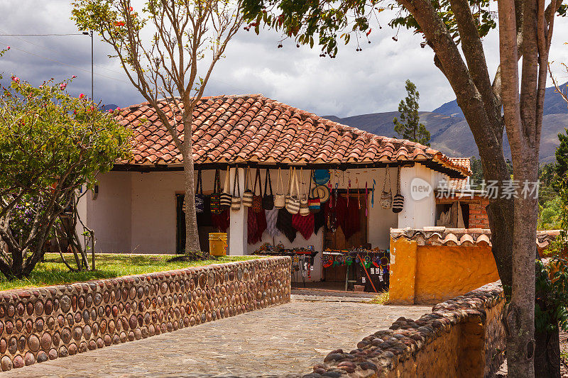 Villa de Leyva, Boyacá，哥伦比亚-一家Moniquirá商店出售Arhuaca Mochila包和其他手工艺品给游客。